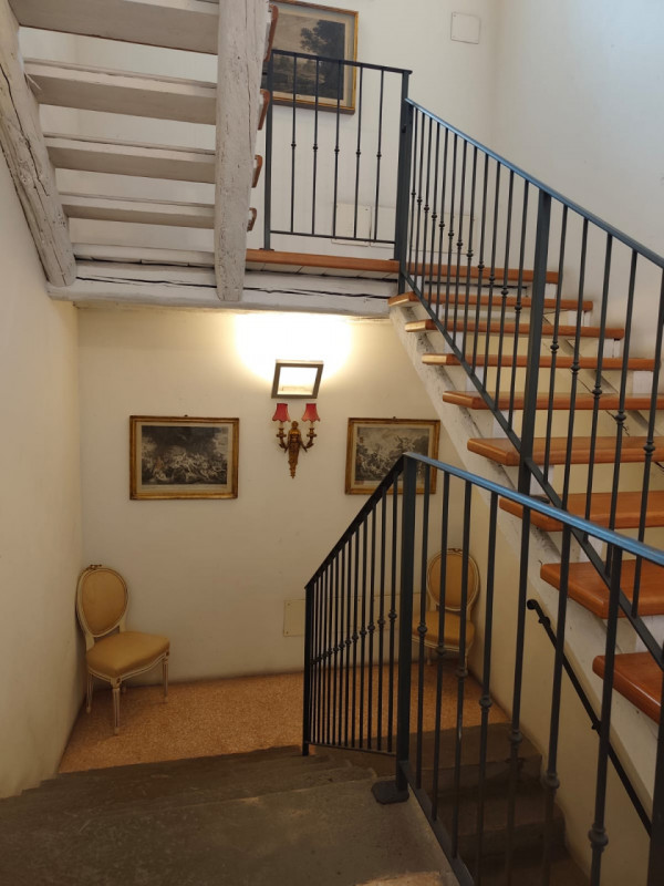 Scopri questa affascinante e molto particolare mansarda situata nell'incantevole zona di Mandriol...