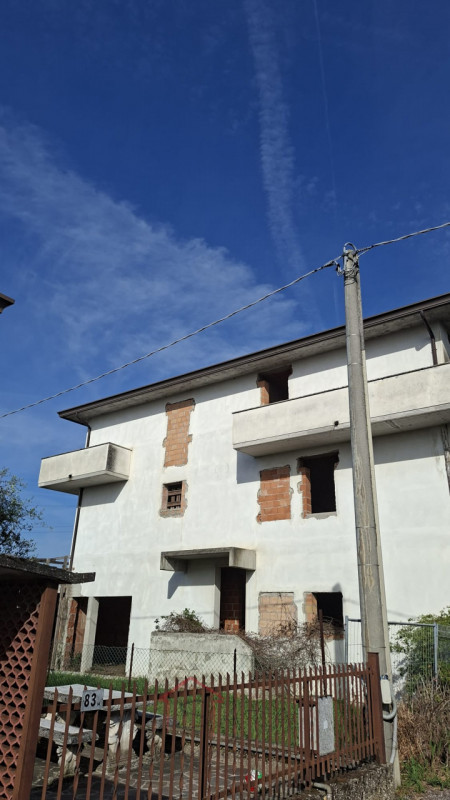Sara Immobiliare propone in vendita un immobile composto da quattro unità immobiliari indipendent...