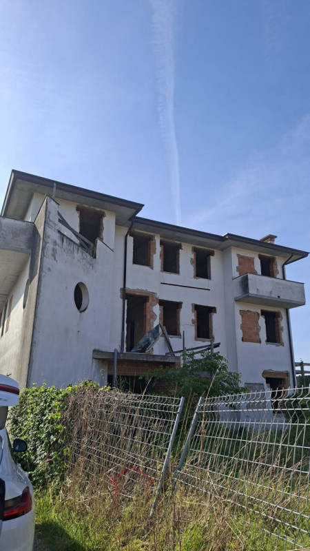 Sara Immobiliare propone in vendita un immobile composto da quattro unità immobiliari indipendent...