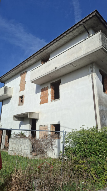 Sara Immobiliare propone in vendita un immobile composto da quattro unità immobiliari indipendent...