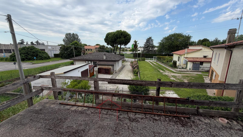 Sara Immobiliare propone in vendita un immobile composto da quattro unità immobiliari indipendent...