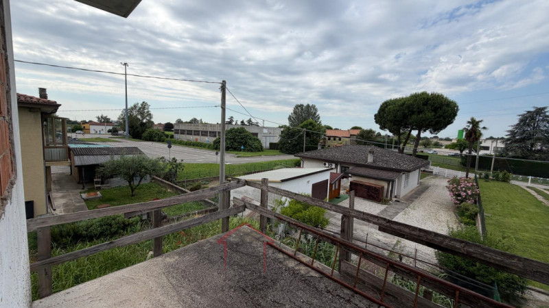 Sara Immobiliare propone in vendita un immobile composto da quattro unità immobiliari indipendent...