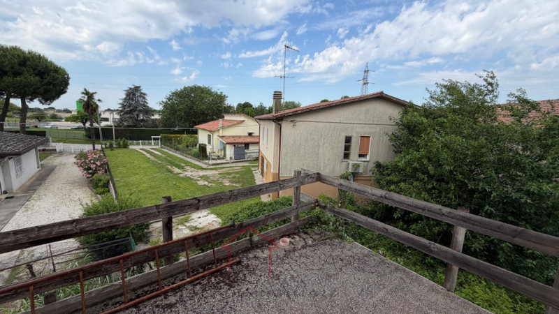 Sara Immobiliare propone in vendita un immobile composto da quattro unità immobiliari indipendent...