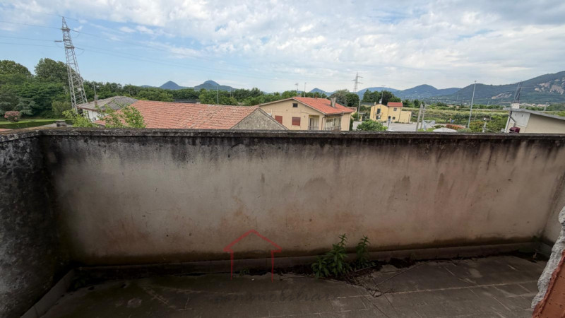 Sara Immobiliare propone in vendita un immobile composto da quattro unità immobiliari indipendent...
