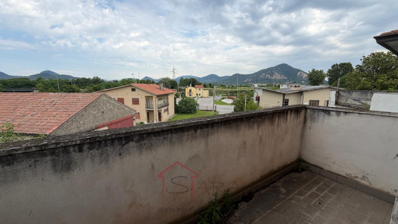 Sara Immobiliare propone in vendita un immobile composto da quattro unità immobiliari indipendent...