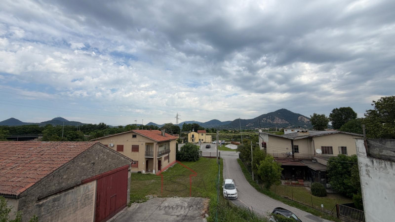 Sara Immobiliare propone in vendita un immobile composto da quattro unità immobiliari indipendent...