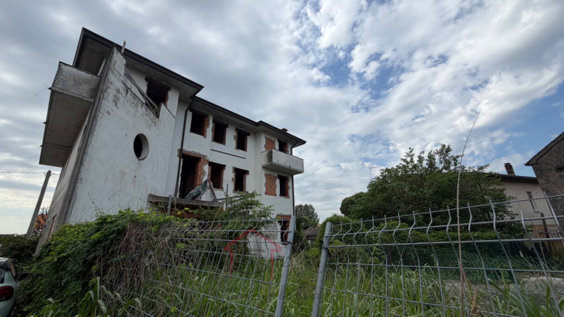 Sara Immobiliare propone in vendita un immobile composto da quattro unità immobiliari indipendent...
