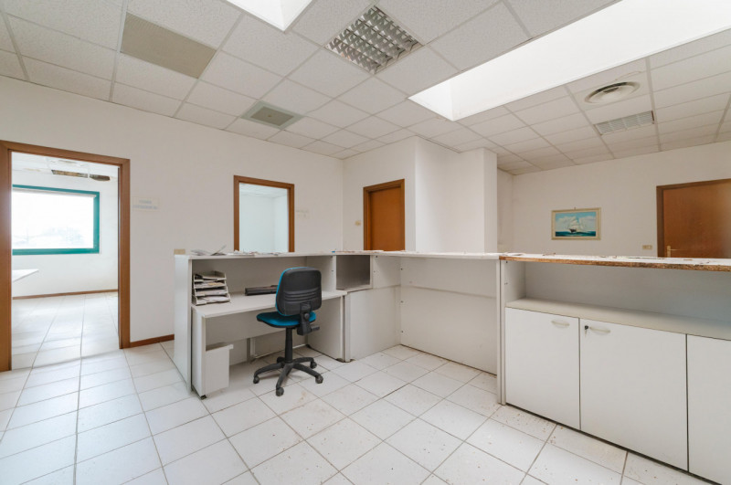 Proponiamo in vendita un ampio ufficio di circa 96 mq situato nel comune di San Donà di Piave, id...