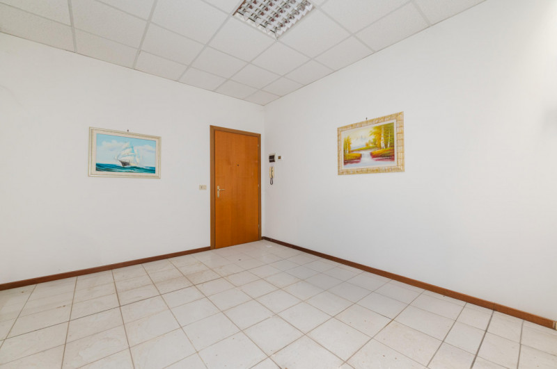 Proponiamo in vendita un ampio ufficio di circa 96 mq situato nel comune di San Donà di Piave, id...