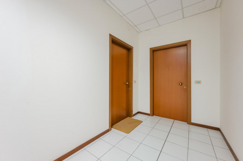 Proponiamo in vendita un ampio ufficio di circa 96 mq situato nel comune di San Donà di Piave, id...