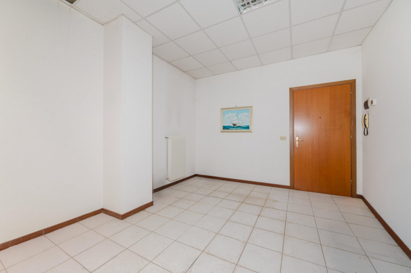 Proponiamo in vendita un ampio ufficio di circa 96 mq situato nel comune di San Donà di Piave, id...