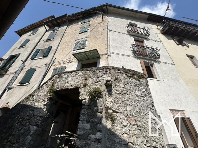 VALBRENTA - In zona tranquilla con vista sul fiume Brenta, proponiamo abitazione indipendente dis...