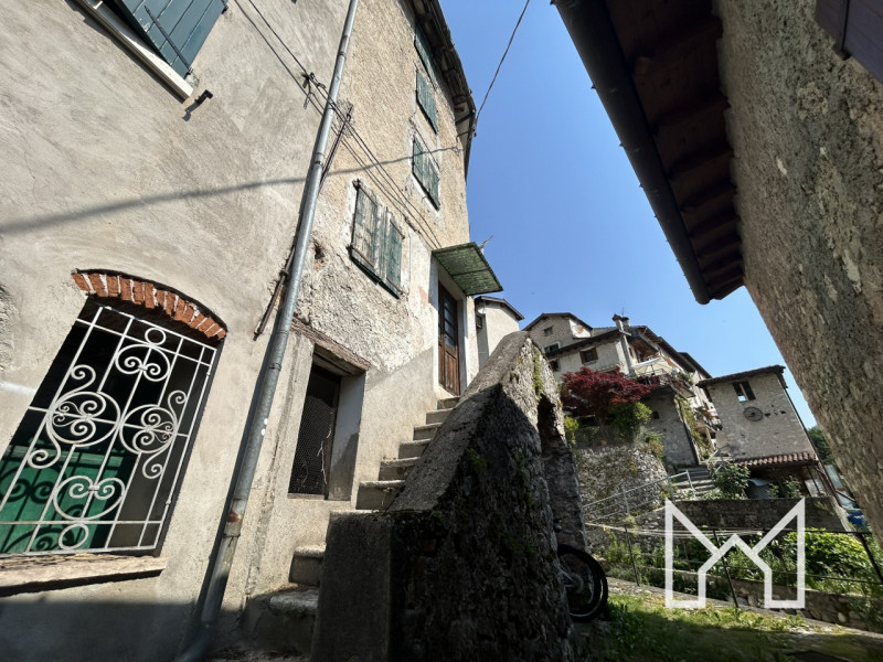 VALBRENTA - In zona tranquilla con vista sul fiume Brenta, proponiamo abitazione indipendente dis...