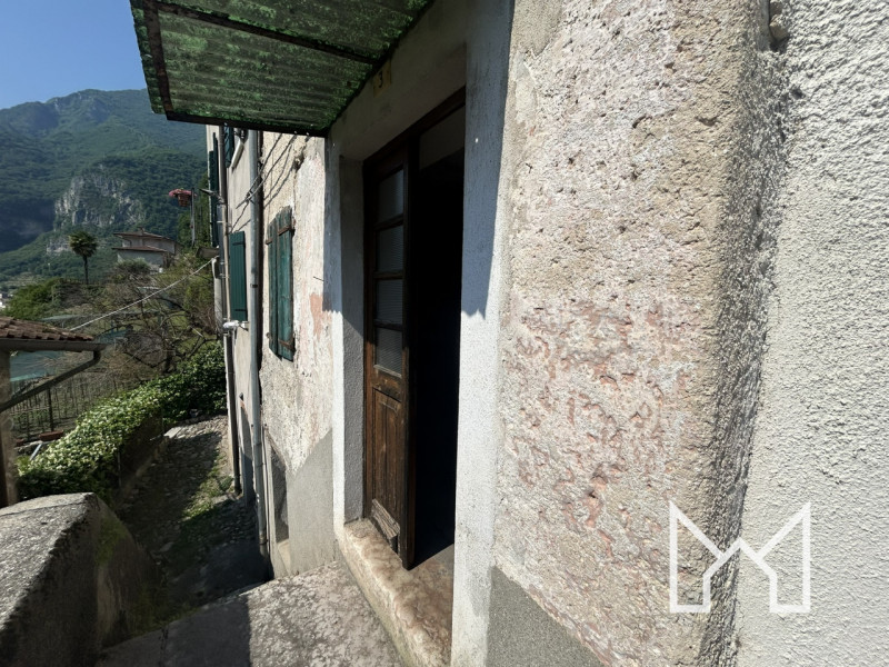 VALBRENTA - In zona tranquilla con vista sul fiume Brenta, proponiamo abitazione indipendente dis...