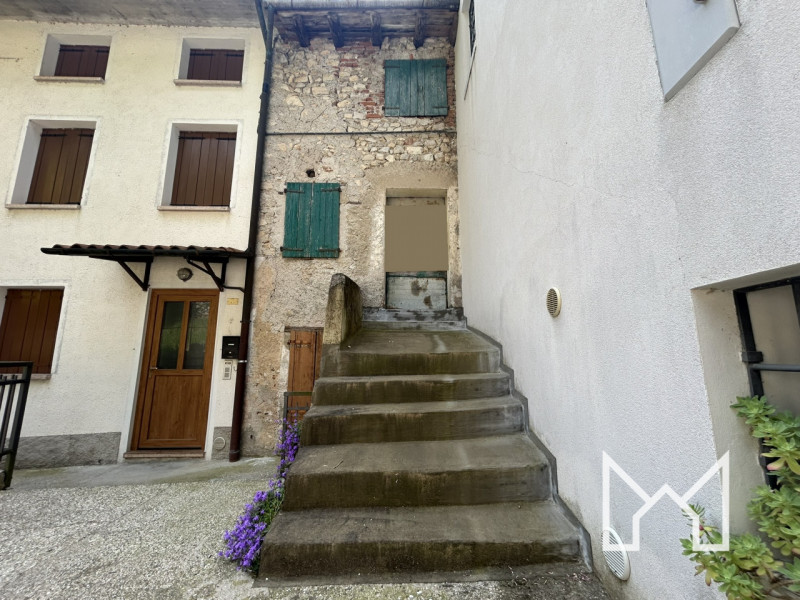VALBRENTA - In zona tranquilla con vista sul fiume Brenta, proponiamo abitazione indipendente dis...