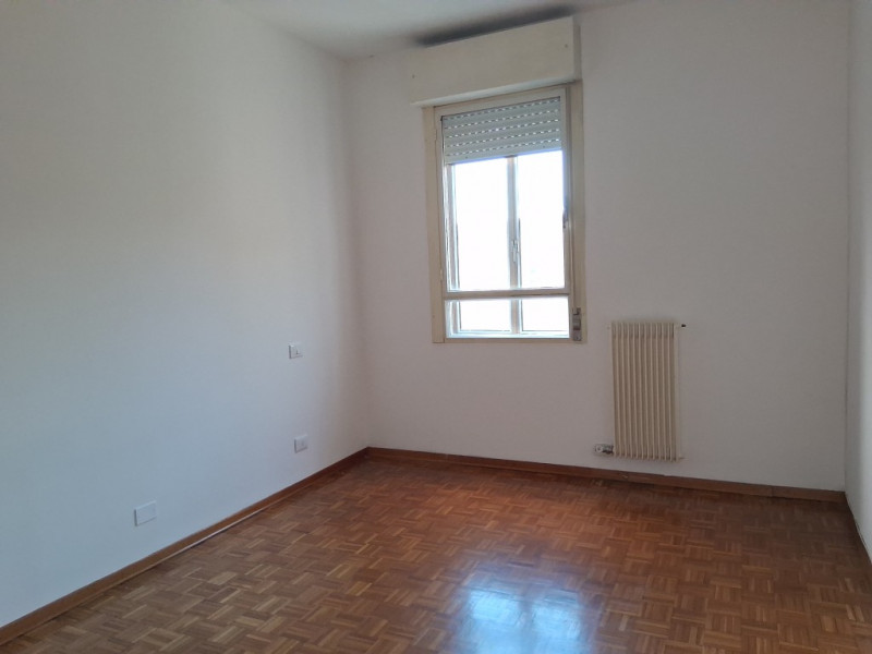 Quali sono i vantaggi di acquistare questo appartamento? 
Spazi interni ampi.
Gli appartamenti de...