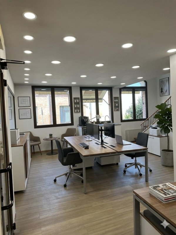 Complesso residenziale di pregio in contesto storico fine 800.
ZONA CENTRALE VENDESI  NEGOZIO / U...