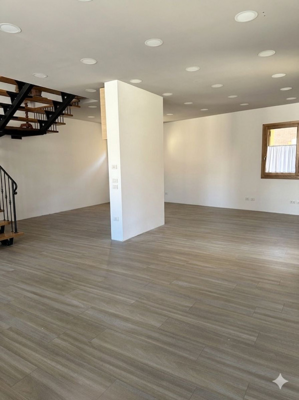 Complesso residenziale di pregio in contesto storico fine 800.
ZONA CENTRALE VENDESI  NEGOZIO / U...