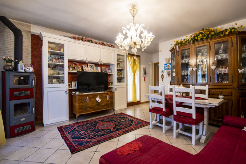 Scoprite la vostra nuova casa ideale nella tranquilla e ricercata zona di Cavino, nel comune di S...