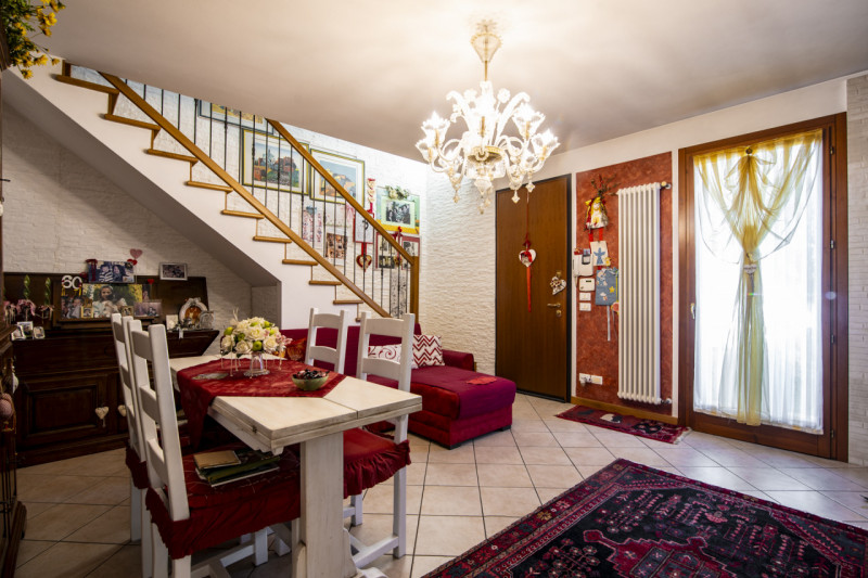 Scoprite la vostra nuova casa ideale nella tranquilla e ricercata zona di Cavino, nel comune di S...