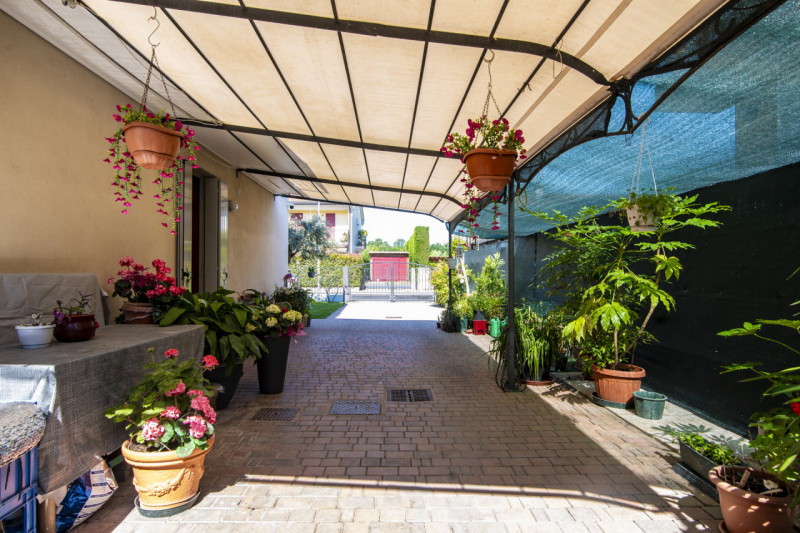 Scoprite la vostra nuova casa ideale nella tranquilla e ricercata zona di Cavino, nel comune di S...