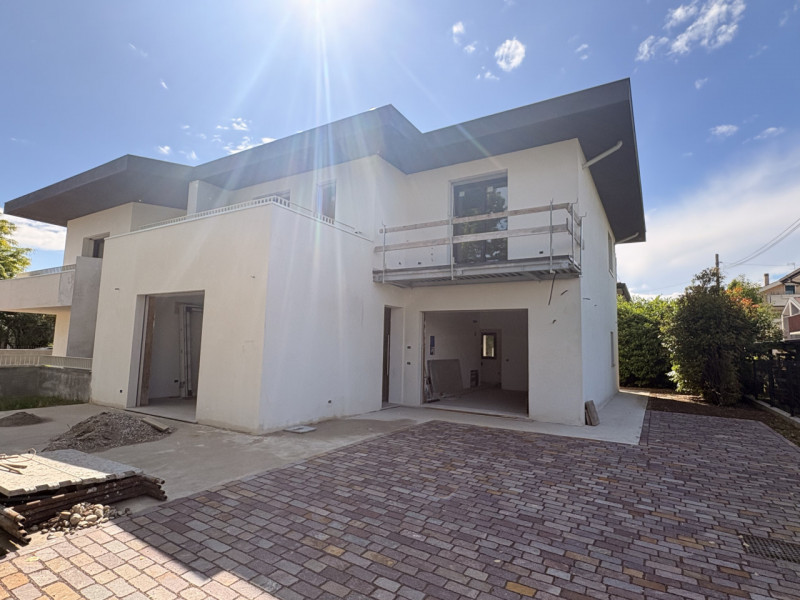Scopri questa splendida villa bifamiliare di oltre 190 mq situata nel cuore di Noventa Padovana, ...