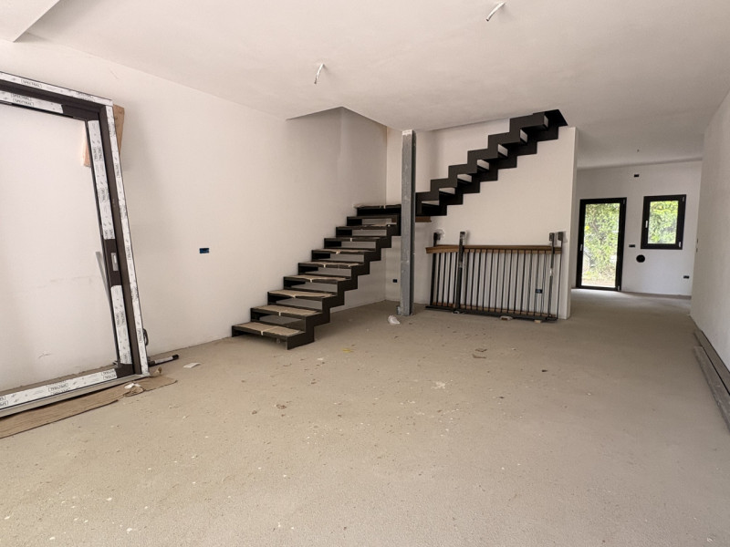 Scopri questa splendida villa bifamiliare di oltre 190 mq situata nel cuore di Noventa Padovana, ...