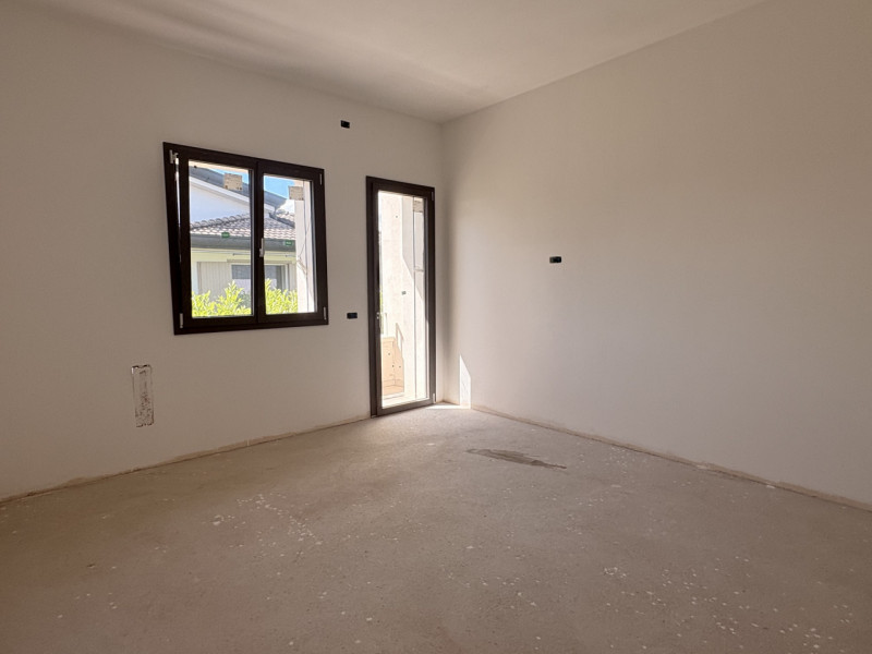 Scopri questa splendida villa bifamiliare di oltre 190 mq situata nel cuore di Noventa Padovana, ...