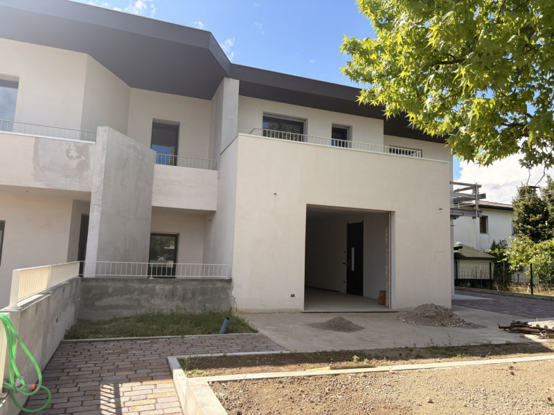 Scopri questa splendida villa bifamiliare di oltre 190 mq situata nel cuore di Noventa Padovana, ...