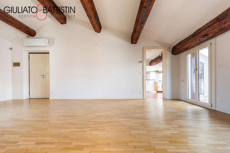 VICENZA CENTRO STORICO | ATTICO DI PREGIO IN LOCAZIONE
Al terzo e ultimo piano di un palazzo stor...