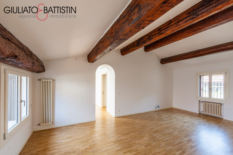 VICENZA CENTRO STORICO | ATTICO DI PREGIO IN LOCAZIONE
Al terzo e ultimo piano di un palazzo stor...