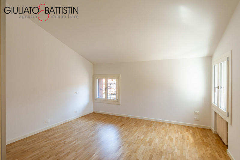 VICENZA CENTRO STORICO | ATTICO DI PREGIO IN LOCAZIONE
Al terzo e ultimo piano di un palazzo stor...