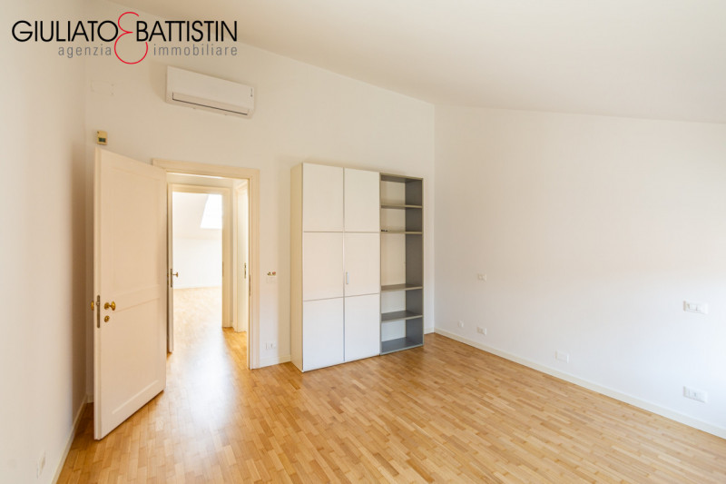 VICENZA CENTRO STORICO | ATTICO DI PREGIO IN LOCAZIONE
Al terzo e ultimo piano di un palazzo stor...