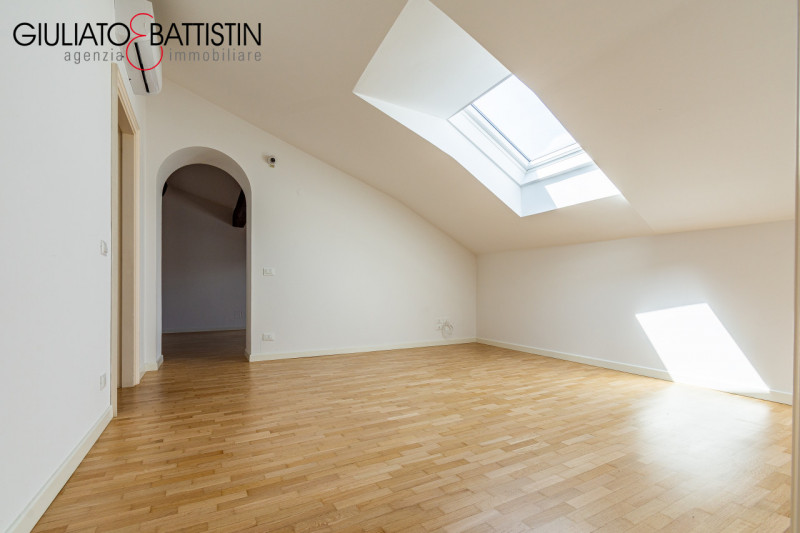 VICENZA CENTRO STORICO | ATTICO DI PREGIO IN LOCAZIONE
Al terzo e ultimo piano di un palazzo stor...