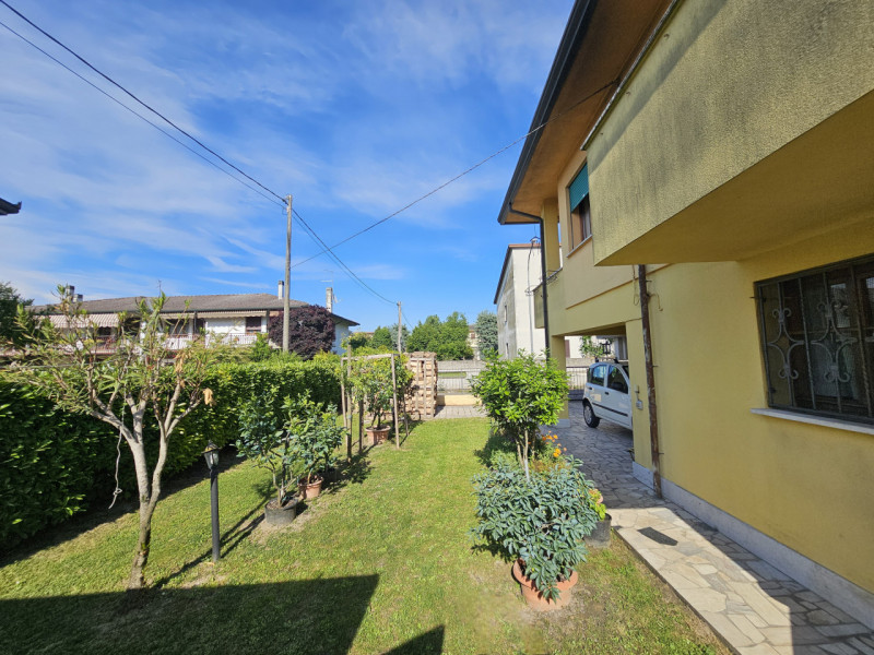 A Ospedaletto Euganeo, in un bel quartiere residenziale nel centro del Paese, proponiamo in vendi...