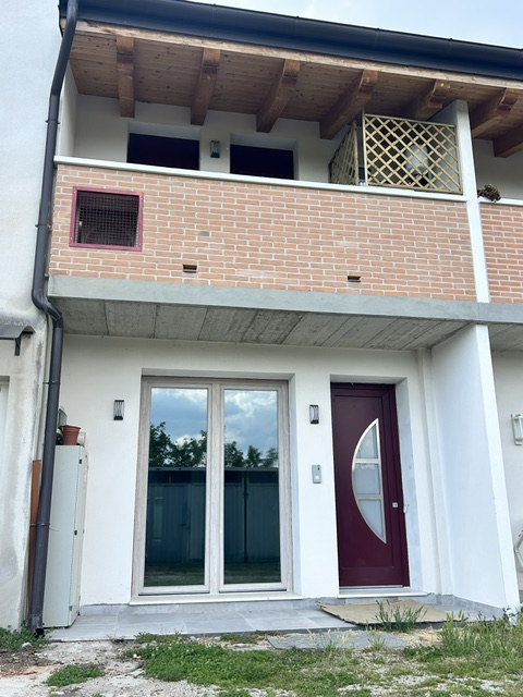 Zona Via Molini, in tranquillo contesto di sole 4 unità, porzione centrale di casa affiancata su ...