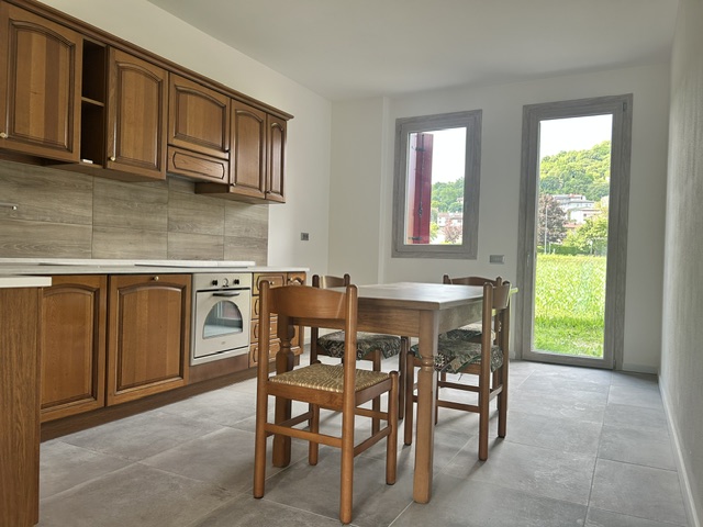 Zona Via Molini, in tranquillo contesto di sole 4 unità, porzione centrale di casa affiancata su ...