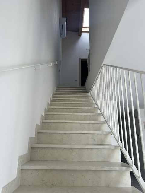 Zona Via Molini, in tranquillo contesto di sole 4 unità, porzione centrale di casa affiancata su ...