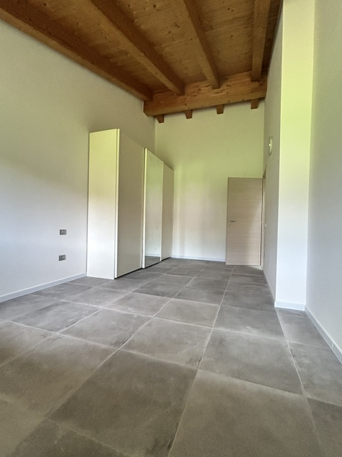 Zona Via Molini, in tranquillo contesto di sole 4 unità, porzione centrale di casa affiancata su ...