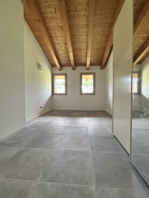 Zona Via Molini, in tranquillo contesto di sole 4 unità, porzione centrale di casa affiancata su ...