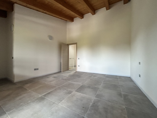 Zona Via Molini, in tranquillo contesto di sole 4 unità, porzione centrale di casa affiancata su ...