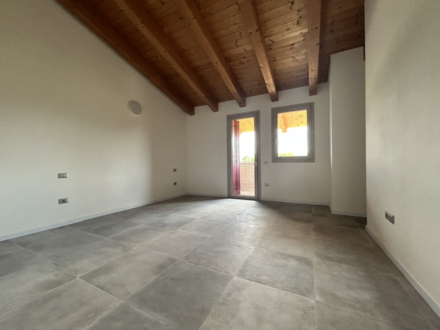 Zona Via Molini, in tranquillo contesto di sole 4 unità, porzione centrale di casa affiancata su ...