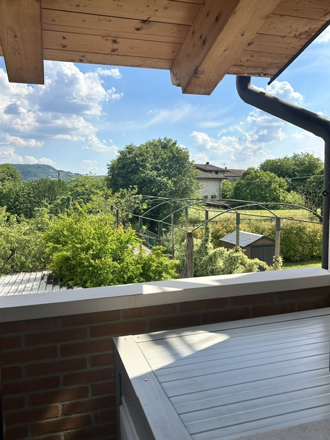 Zona Via Molini, in tranquillo contesto di sole 4 unità, porzione centrale di casa affiancata su ...