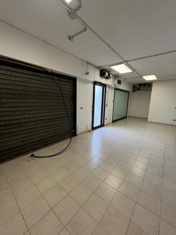 In pieno centro a Grisignano di Zocco (VI) proponiamo un negozio open-space con servizio igienico...