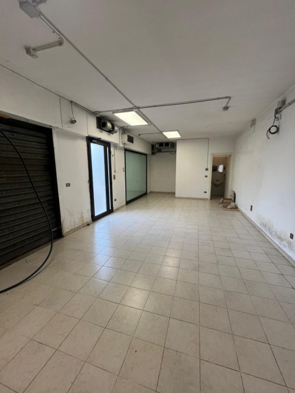 In pieno centro a Grisignano di Zocco (VI) proponiamo un negozio open-space con servizio igienico...