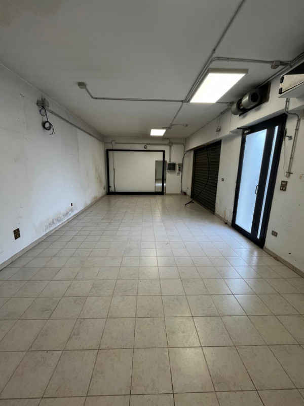 In pieno centro a Grisignano di Zocco (VI) proponiamo un negozio open-space con servizio igienico...