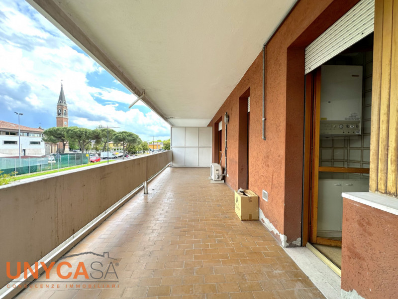 A Selvazzano Dentro, in zona Caselle, proponiamo un ampio appartamento inserito in un contesto re...