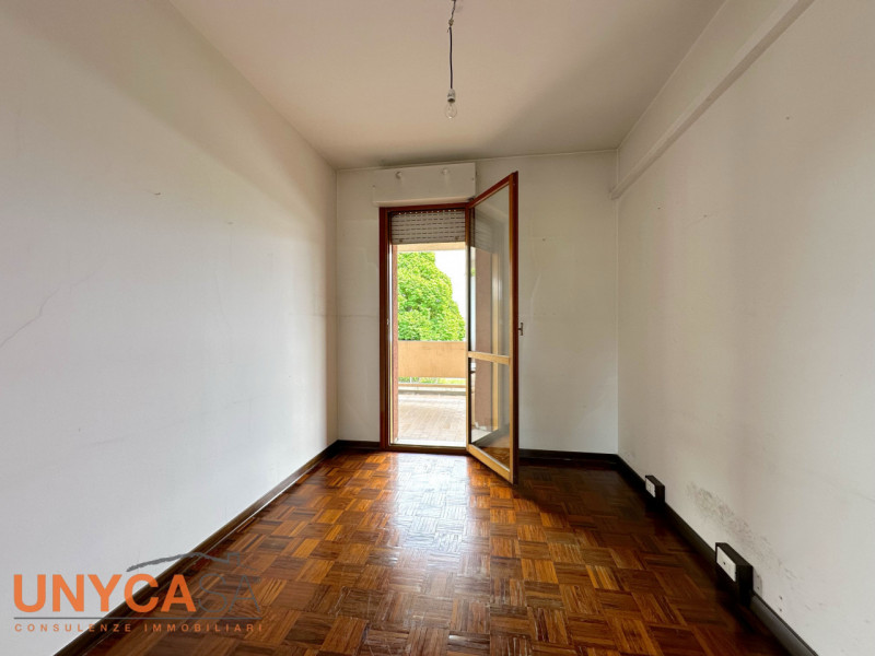 A Selvazzano Dentro, in zona Caselle, proponiamo un ampio appartamento inserito in un contesto re...