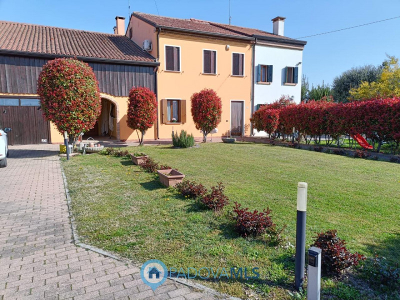 Immobile in esclusiva al Gruppo Padova MLS
Casalserugo splendida porzione di rustico con spazi in...