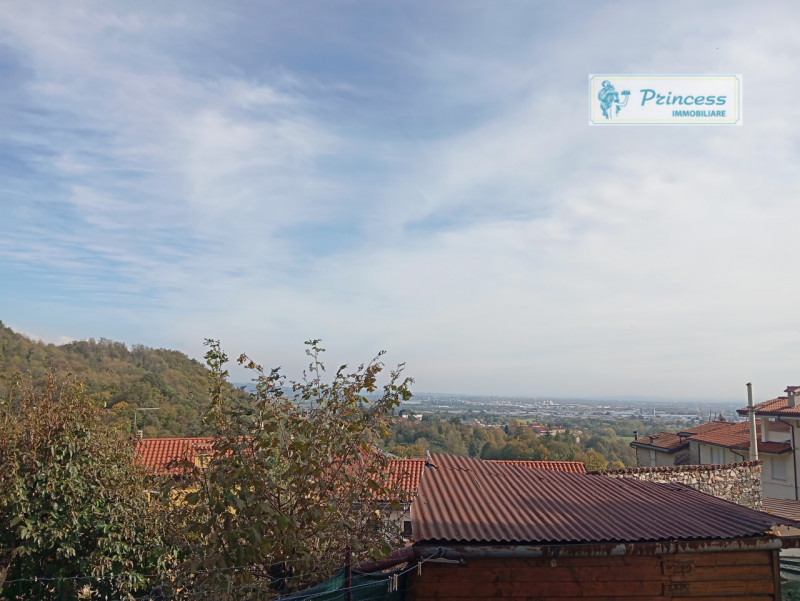 In zona collinare di Schio, località Tretto, proponiamo in vendita una splendida casa affiancata ...